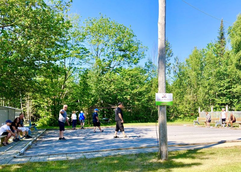 Espace adultes jeux de pétancle.
